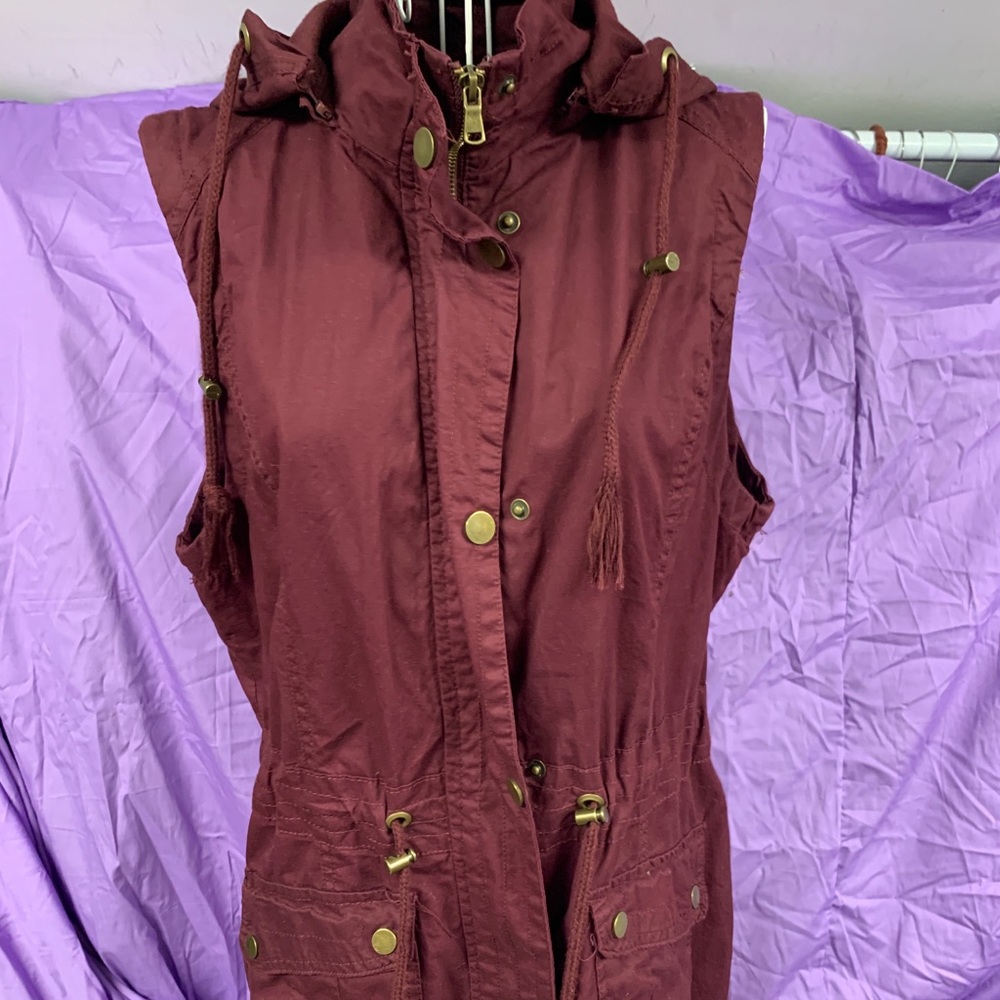 YMI cotton hooded sleeveless burgundy vest size medium.